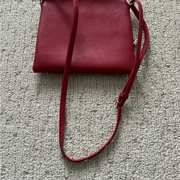 Red faux leather cross-body bag, gold accents, new without tags - Picture 8 of 8